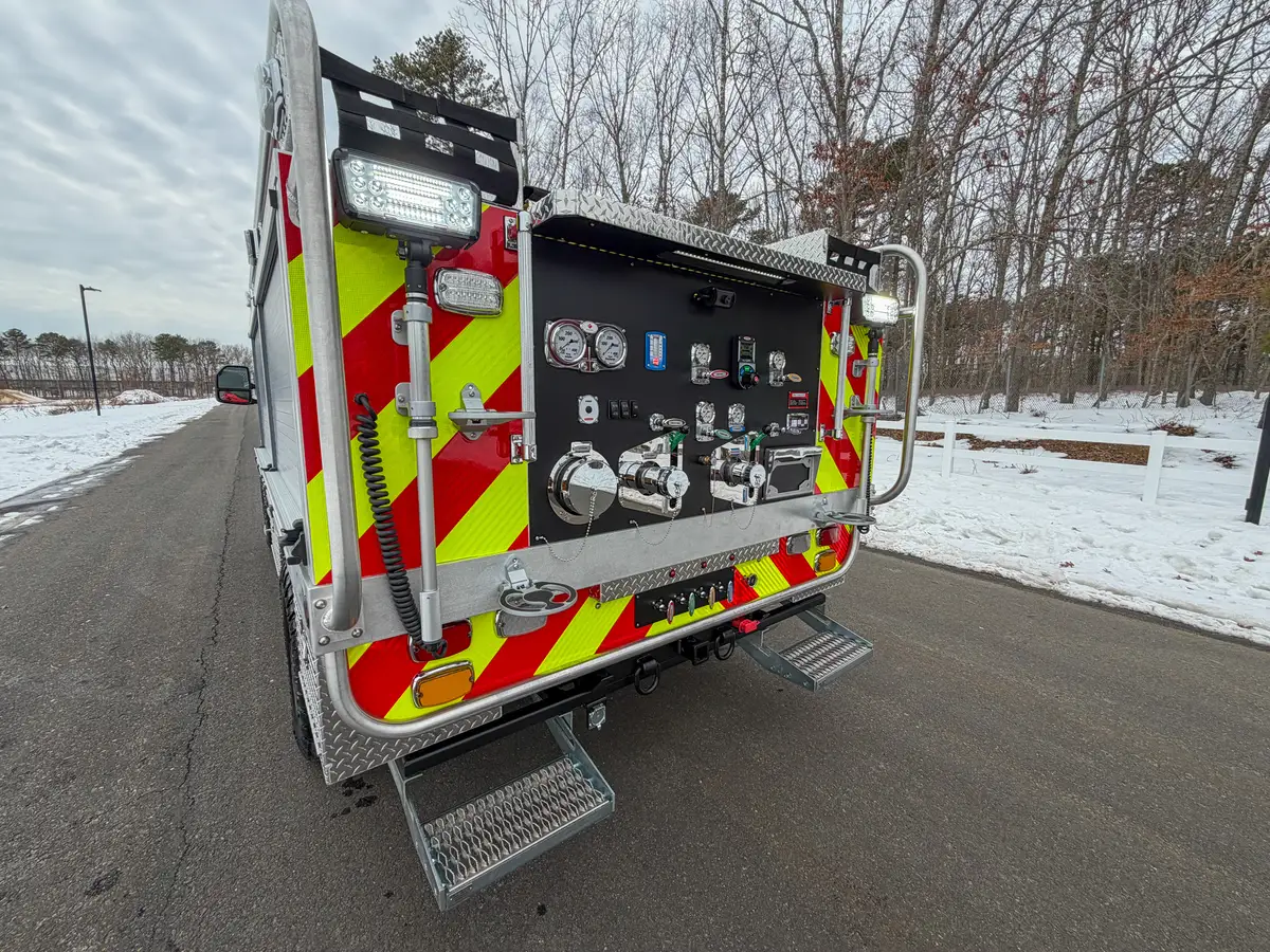 Rear driver-side corner angle with open control compartment.